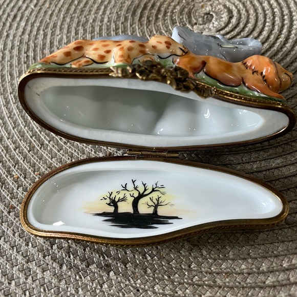 Vintage Limoge Box 22/500 hand painted.Excellent condition , rare treasure . - Picture 3 of 5